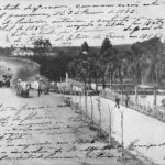 Curitiba - Fotografia em preto e branco da época da primeira inauguração do Passeio Público, em 2 de maio de 1886. Em destaque, o Boulevar 2 de Julho (atual Avenida João Gualberto) e a entrada principal do parque. Foto da Coleção Julia Wanderley. Acervo: Instituto Histórico e Geográfico do Paraná / Diretoria de Patrimônio Histórico, Artístico e Cultural / Fundação Cultural de Curitiba.