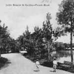 Curitiba - Postal que mostra uma das vias de passeio do Passeio Público, em 1908. Em primeiro plano, um dos bancos colocados por Francisco Fasce Fontana quando era diretor do parque. Em frente ao banco, duas crianças caminham pela via. Postal da Coleção Julia Wanderley. Acervo: Instituto Histórico e Geográfico do Paraná / Diretoria de Patrimônio Histórico, Artístico e Cultural / Fundação Cultural de Curitiba.