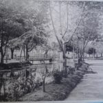 Curitiba - Postal em preto e branco que destaca um dos canais artificiais do Rio Belém, no início do século XX. Ao fundo da imagem, vê-se uma ponte. Postal da Coleção e Acervo de Paulo Affonso Grötzner.